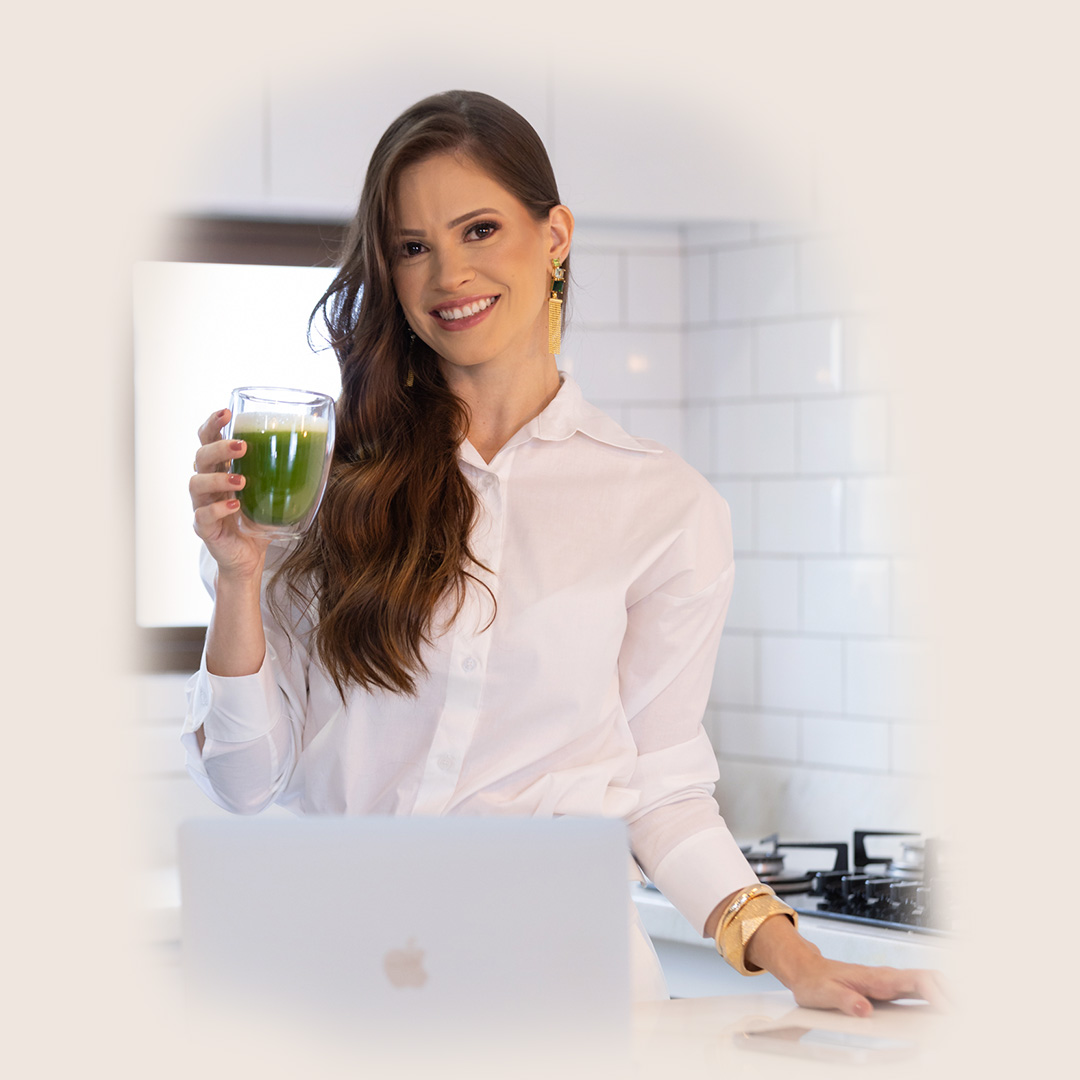 Emília Macedo, nutricionista especialista em medicina funcional, em seu consultório